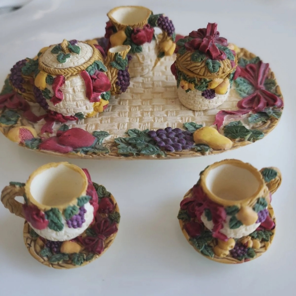 Miniature  teapot  set